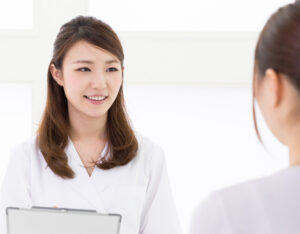 女性医師の年間賞与の相場は？転職で年収＆QOLアップした例も。