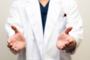 手を広げた医師