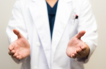 手を広げた医師